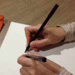 Амбидекстр пишет обоими руками одновременно и по раздельности