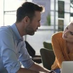 Человек навязывает разговор