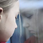 Девочка грустит