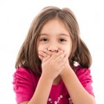 Девочка прикрывает рот