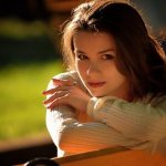 Девушка думает и смотрит