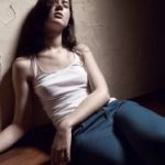 Девушка на полу