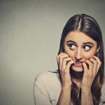 девушка нервничает