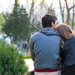 Девушка отдыхает на плече у парня