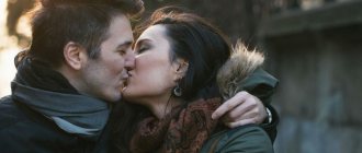 Девушка поцеловала парня в губы