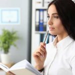 Девушка с блокнотом и ручкой