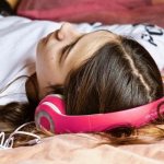 Девушка в наушниках