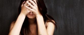 Девушка закрывает руками лицо