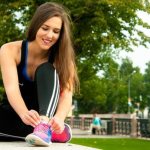 Девушка завязывает шнурки