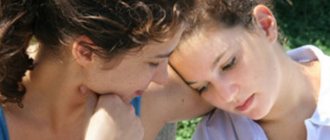 Дочка прижала голову к матери