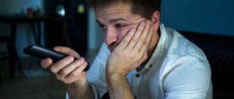 Грустный мужчина сидит с пультом в руках