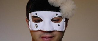 Грустный мужчина в маске