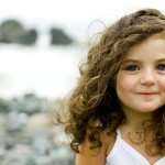 Красивая девочка на берегу