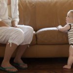 Кризис одного года у ребенка может начаться уже в 9 месяцев.