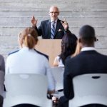 лектор читает лекцию