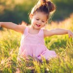 Маленькая девочка танцует в поле