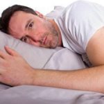 Мужчина лежит на подушке