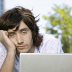 мужчина перед компьютером