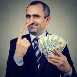 Мужчина с длинным носом и деньгами в руках