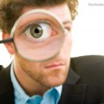 Мужчина с лупой