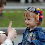 Папа подбадривает дочку