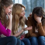 Подруги поддерживают девушку