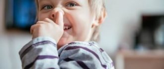 Ребенок ковыряется в носу