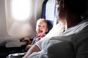 Ребенок плачет в самолете
