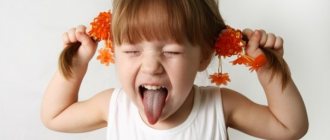 Ребенок показывает язык