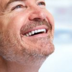 Счастливый улыбающийся мужчина средних лет