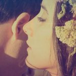 шепчет на ухо