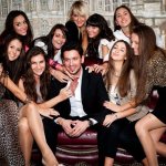 У него много подруг